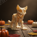 Skelett-Katze-Figur elfenbeinfarben in Dreiviertelansicht, aufrecht stehend auf dunklem Holztisch zwischen Mini-Kürbissen und Herbstlaub, Spinnennetz-Akzent im Hintergrund