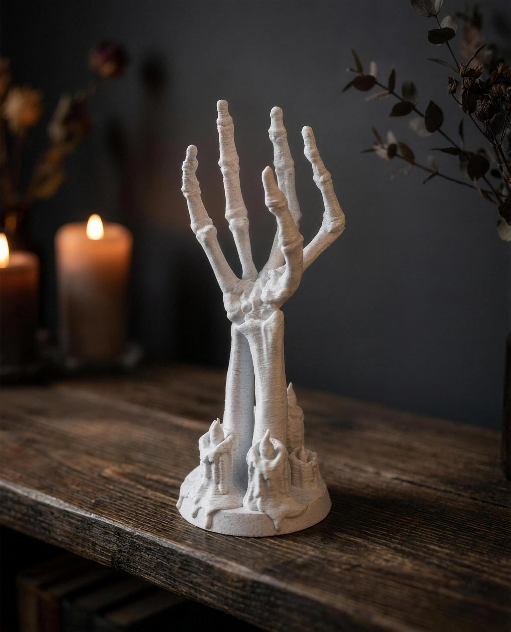 Detailansicht des Skeletthand-Kerzenhalters ohne Glaseinsatz mit Wachs-Tropfen-Sockel, dunkler Gothic-Hintergrund