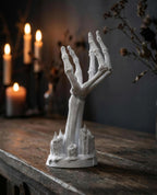 Skeletthand-Kerzenhalter ohne Glas, seitliche Ansicht mit brennenden Stabkerzen im Hintergrund