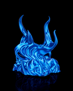 Skullflame Sockel ohne Controller in Blau, Flammen-Design mit Totenkopf-Reliefs im unteren Bereich, freigestellt vor schwarzem Hintergrund.
