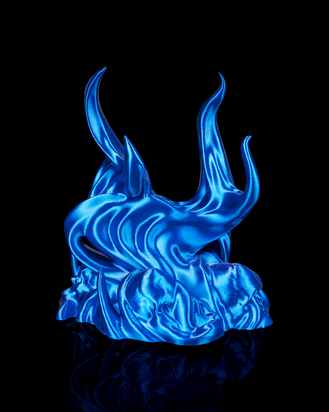 Skullflame Sockel ohne Controller in Blau, Flammen-Design mit Totenkopf-Reliefs im unteren Bereich, freigestellt vor schwarzem Hintergrund.