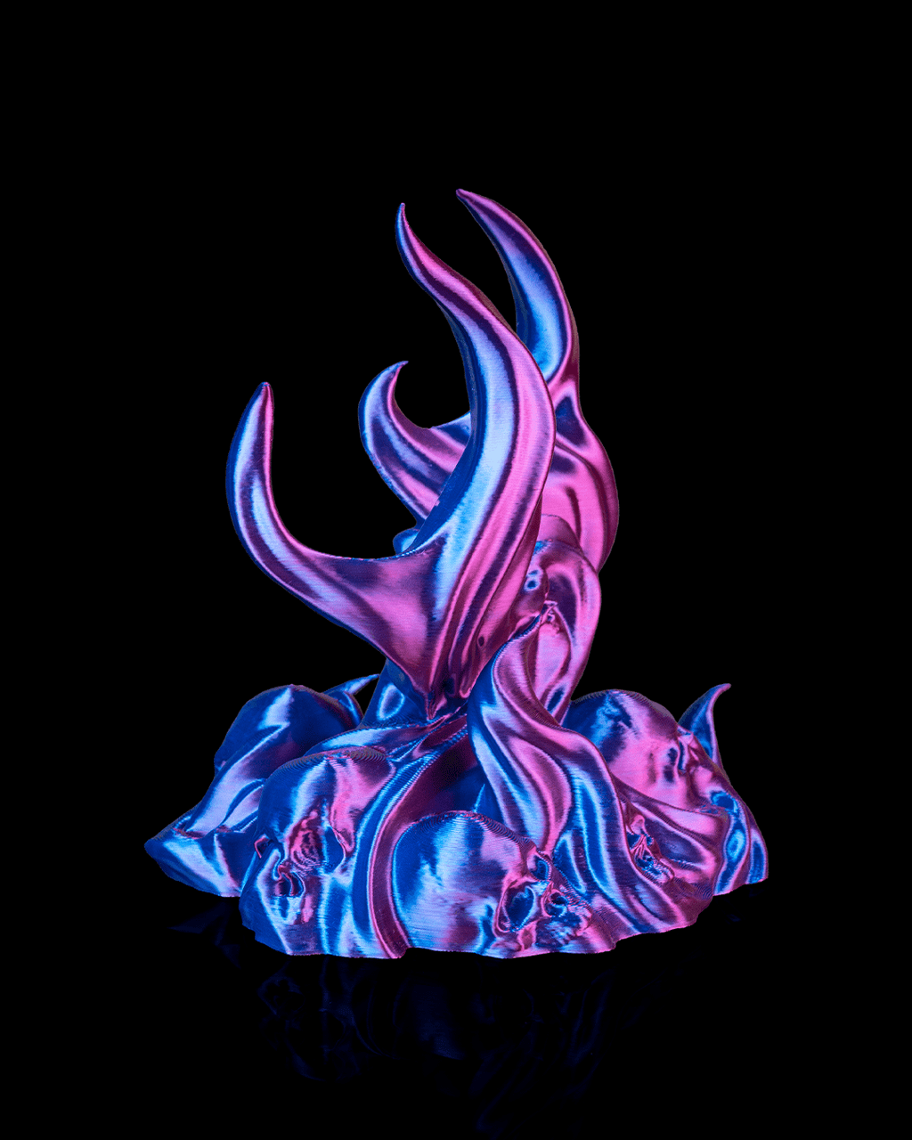 Skullflame Sockel ohne Controller, pink-lila-blaues Flammen-Design mit Totenkopf-Reliefs im unteren Bereich, freigestellt vor schwarzem Hintergrund.