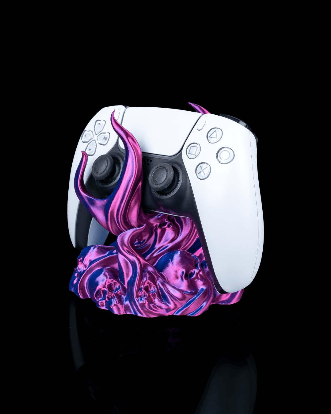Skullflame Controller-Halter mit weißem Gaming-Controller, Frontalansicht freigestellt vor schwarzem Hintergrund, pink-lila-blauer Flammen-Sockel.