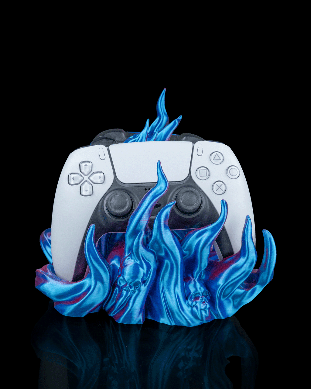 Skullflame Dual Controller-Halter in Blau, Frontalansicht freigestellt vor schwarzem Hintergrund, mit weißem Gaming-Controller, zweiter Slot in diesem Foto ohne Controller.