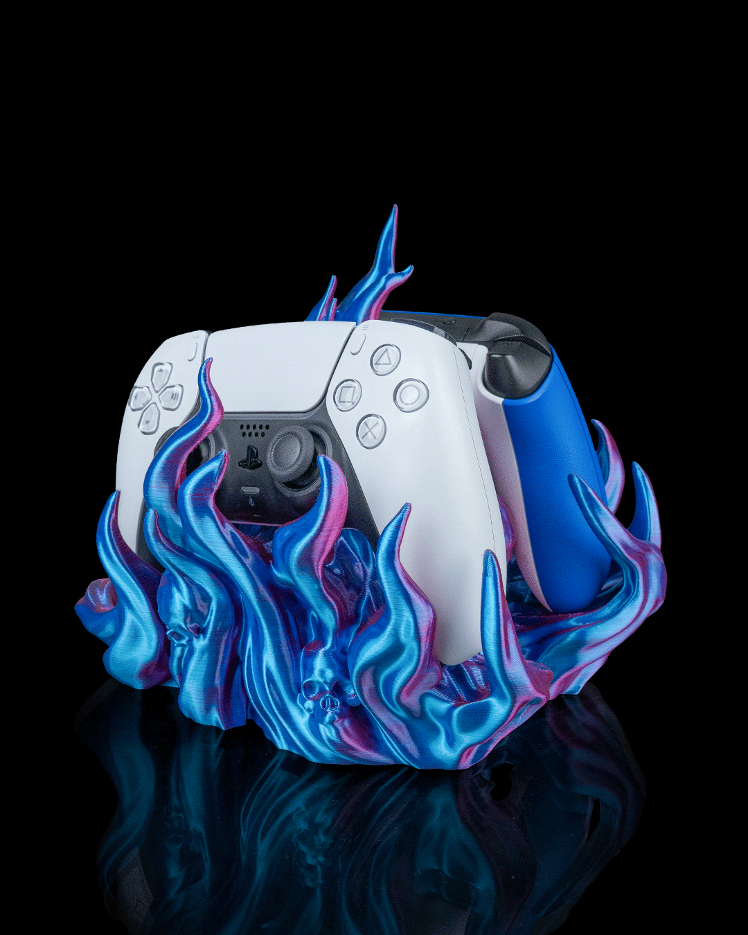 Skullflame Dual Controller-Halter in Blau-Pink-Lila, Frontalansicht freigestellt vor schwarzem Hintergrund, mit weißem Gaming-Controller vorne und blauem Gaming-Controller dahinter.
