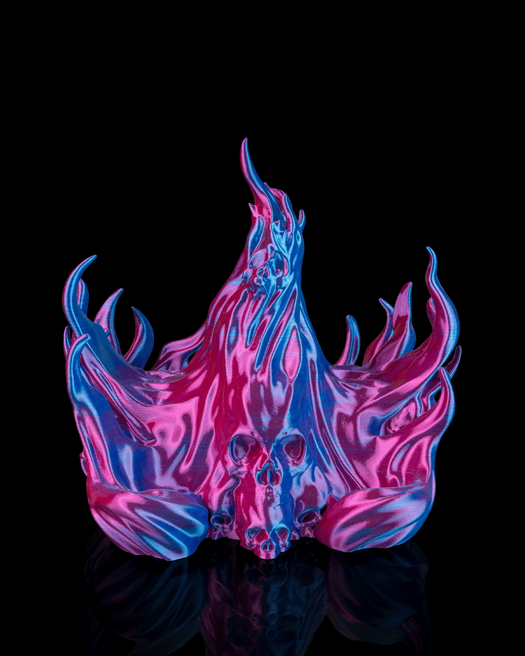 Skullflame Dual Controller-Halter Sockel in Pink-Blau ohne Controller, Frontalansicht freigestellt vor schwarzem Hintergrund, großes Totenkopf-Relief mittig sichtbar.
