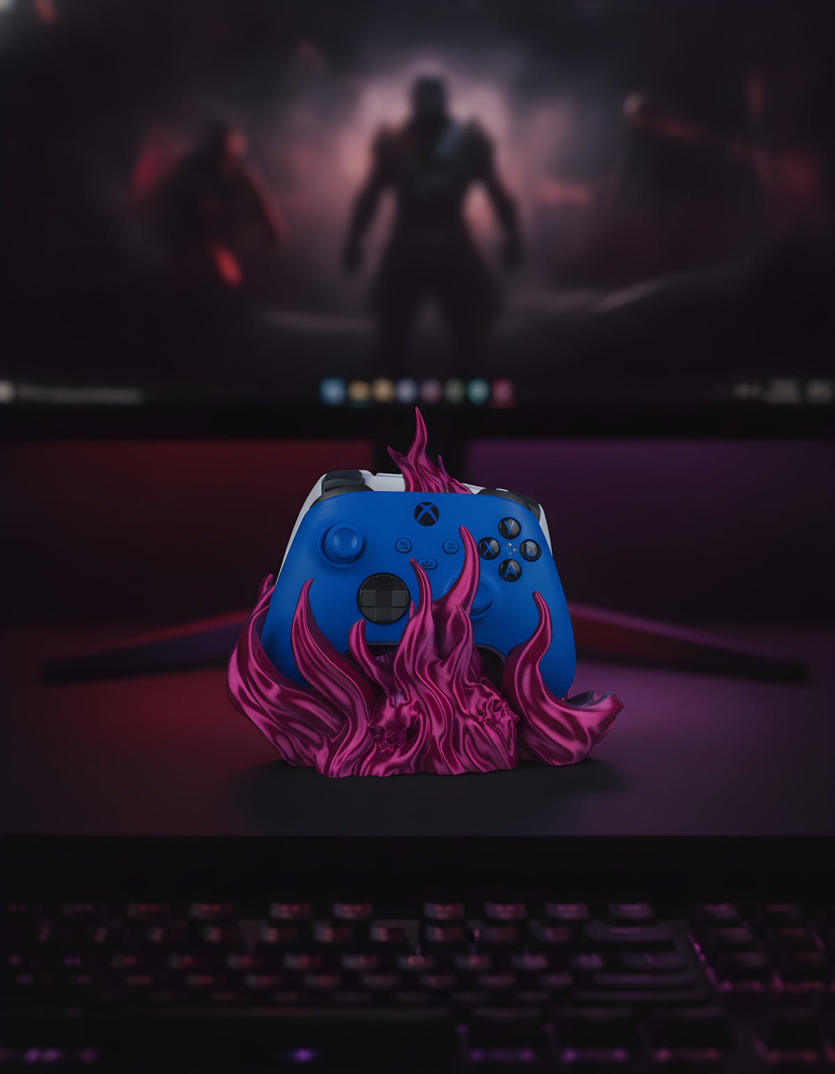 Skullflame Dual Controller-Halter in Pink, Frontalansicht mit überwiegend blauem Gaming-Controller sichtbar, auf dunklem Gaming-Schreibtisch mit rot-violettem RGB-Licht.
