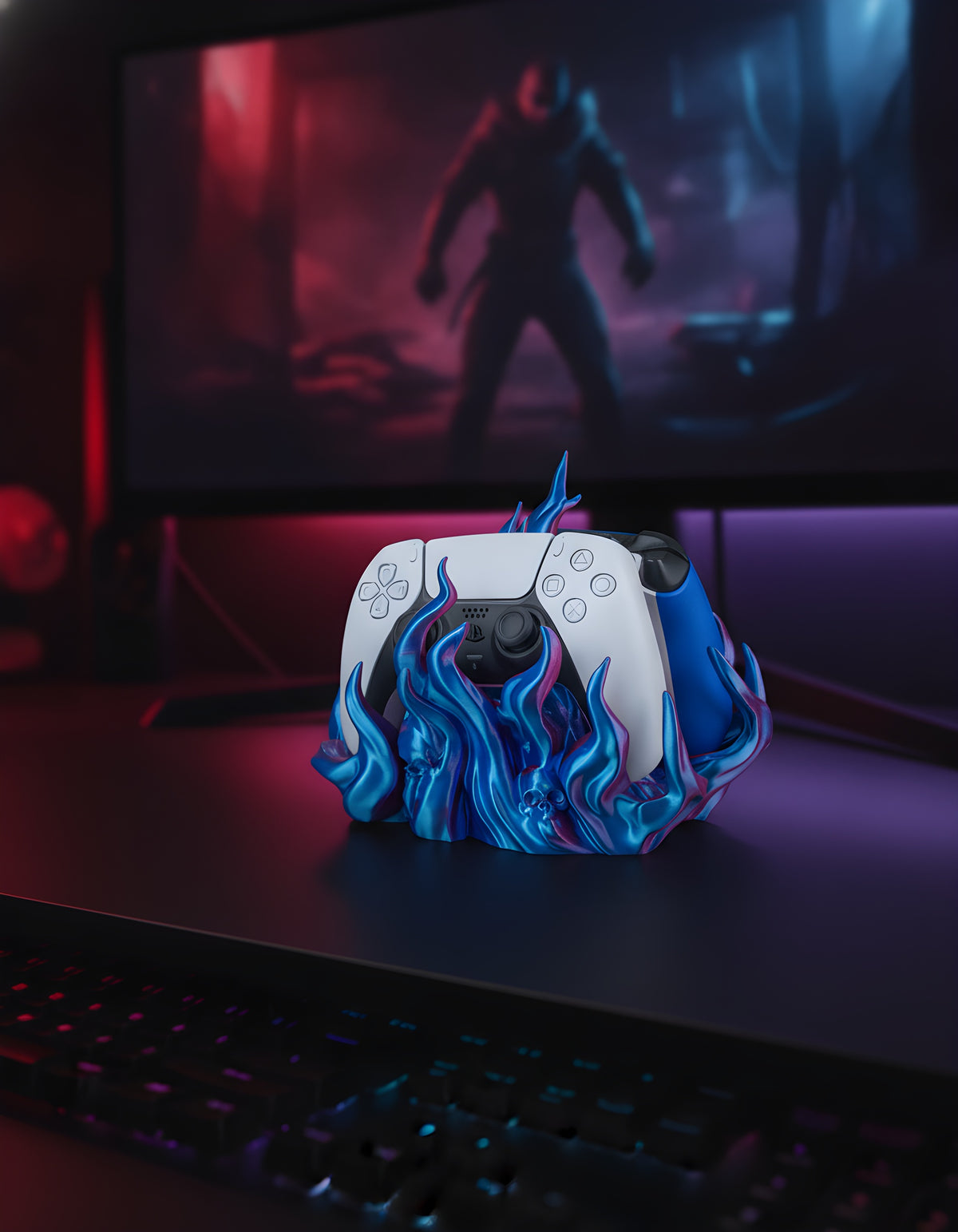 Skullflame Dual Controller-Halter in Blau-Pink-Lila, Frontalansicht mit weißem Gaming-Controller vorne und blauem Gaming-Controller dahinter, auf dunklem Gaming-Schreibtisch mit rot-violettem RGB-Licht.