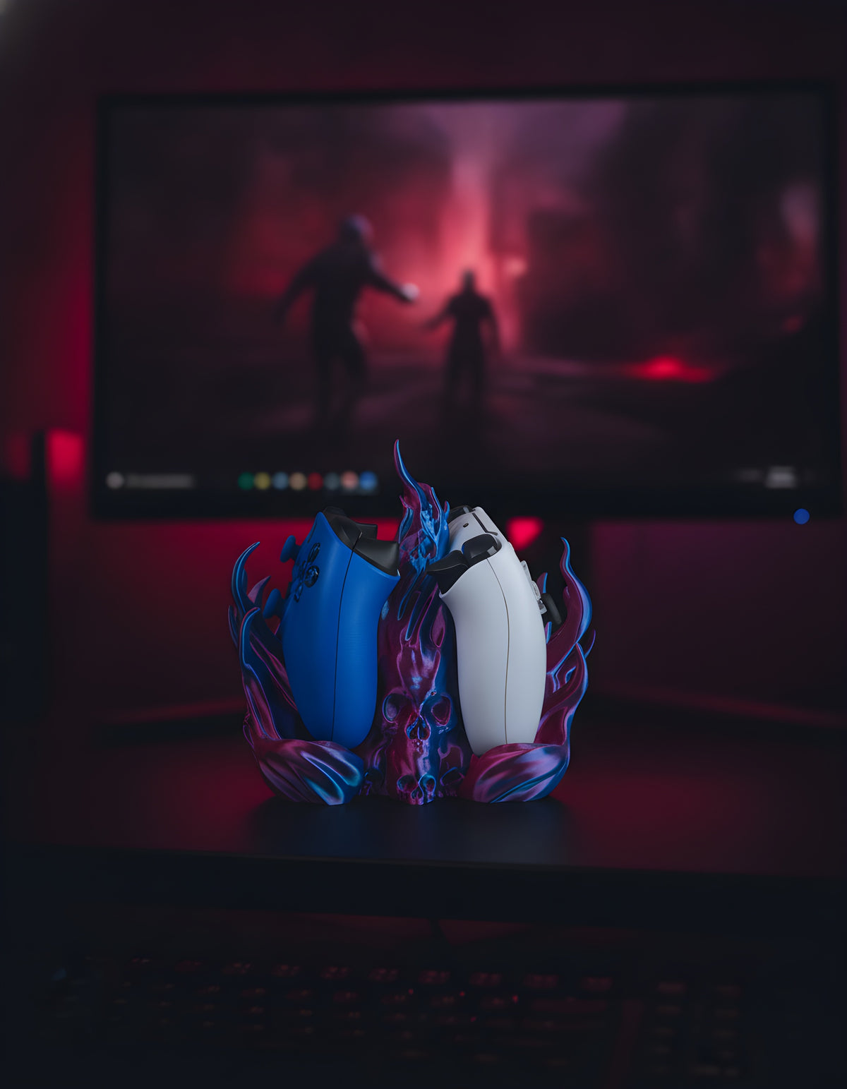 Skullflame Dual Controller-Halter in Pink-Blau, Seitenansicht mit blauem und weißem Gaming-Controller nebeneinander, Totenkopf-Relief mittig im Sockel, auf dunklem Gaming-Schreibtisch vor einem Monitor mit rotem Spielgeschehen.