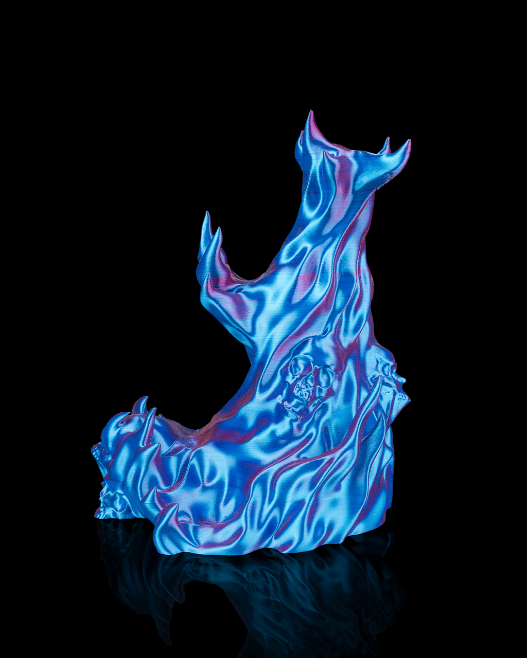 Skullflame Ständer in Blau ohne Kopfhörer und ohne Controller, freigestellt vor schwarzem Hintergrund, Totenkopf-Relief im mittleren Flammen-Schwung sichtbar.