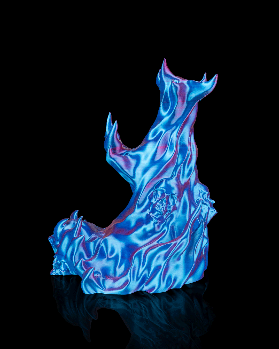 Skullflame Ständer in Blau ohne Kopfhörer und ohne Controller, freigestellt vor schwarzem Hintergrund, Totenkopf-Relief im mittleren Flammen-Schwung sichtbar.