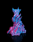Skullflame Ständer in Pink-Blau ohne Kopfhörer und ohne Controller, freigestellt vor schwarzem Hintergrund, mehrere Totenkopf-Reliefs im unteren Bereich sichtbar.