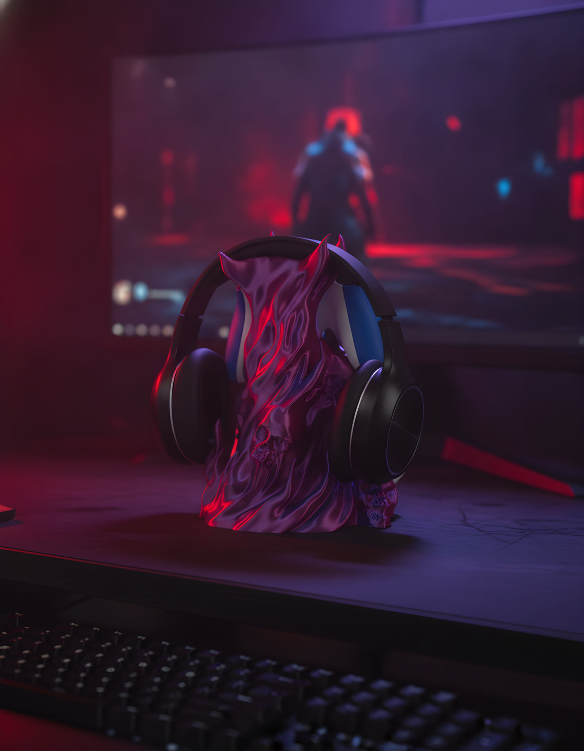 Skullflame Headset & Controller Ständer in Pink-Blau, Frontalansicht mit hängendem Over-Ear-Kopfhörer und Gaming-Controllern, auf dunklem Gaming-Schreibtisch vor einem Monitor mit rotem Spielgeschehen.
