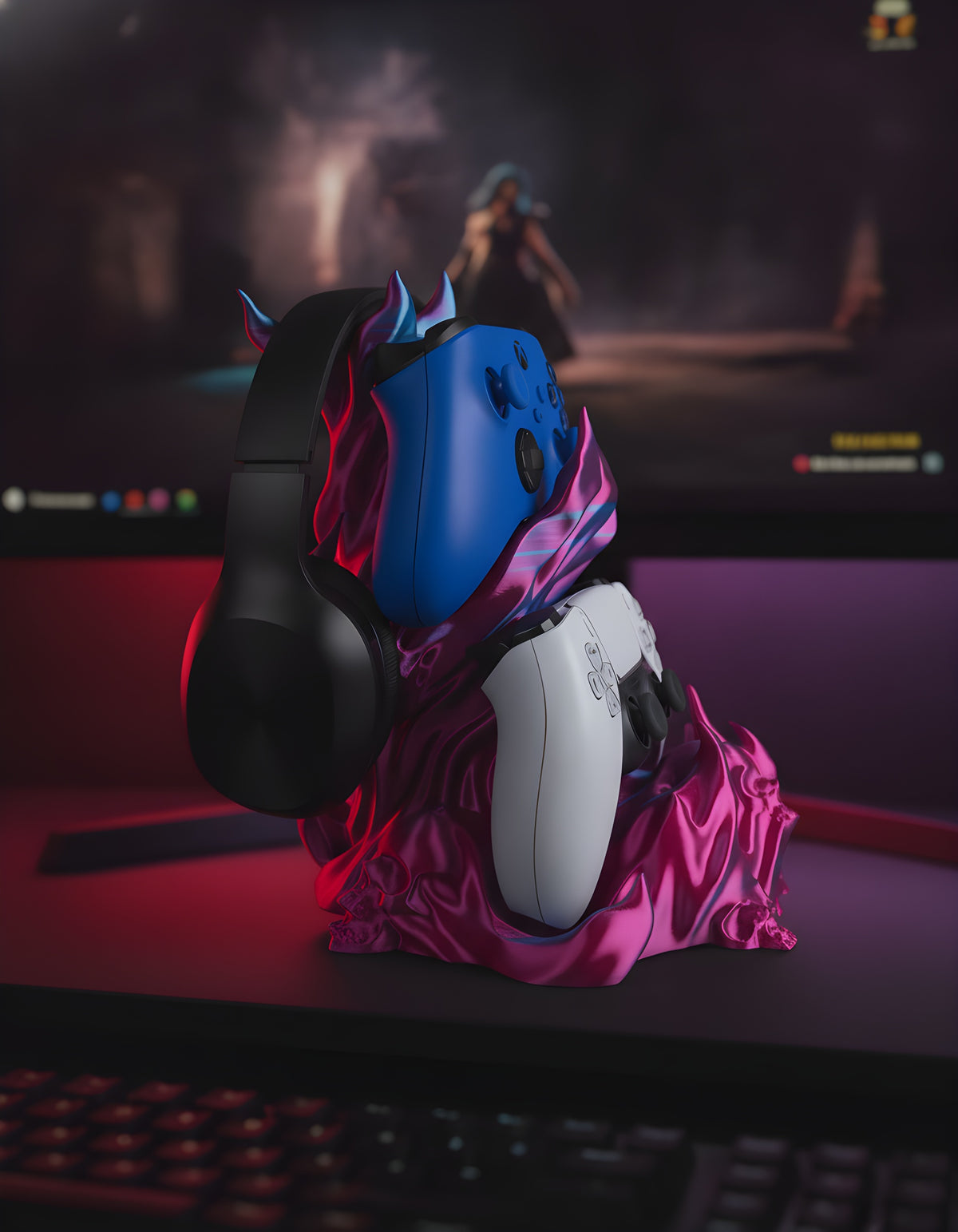 Skullflame Headset & Controller Ständer in Pink-Lila, Ansicht schräg von der Seite mit hängendem Over-Ear-Kopfhörer sowie blauem und weißem Gaming-Controller, auf dunklem Gaming-Schreibtisch mit rot-violettem RGB-Licht.