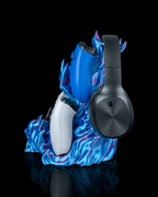 Skullflame Headset & Controller Ständer in Blau, Seitenansicht freigestellt vor schwarzem Hintergrund, mit hängendem Over-Ear-Kopfhörer sowie blauem und weißem Gaming-Controller.