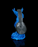 Skullflame Headset-Halter in Blau, Rückansicht mit aufgehängtem Over-Ear-Kopfhörer von hinten, Totenkopf-Reliefs im Sockel sichtbar, freigestellt vor schwarzem Hintergrund.