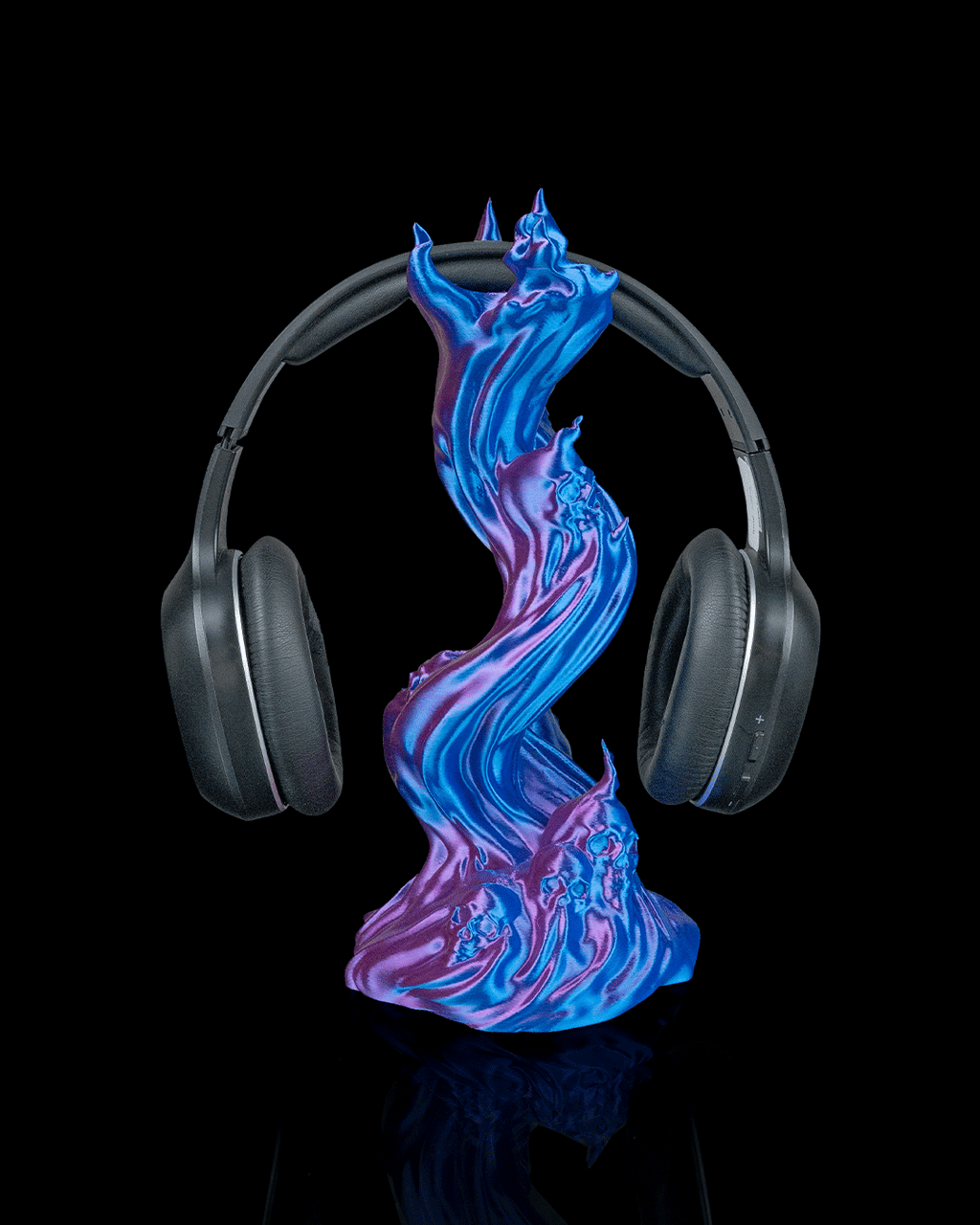 Skullflame Headset-Halter in Blau-Lila, Frontalansicht mit aufgehängtem Over-Ear-Kopfhörer, freigestellt vor schwarzem Hintergrund.