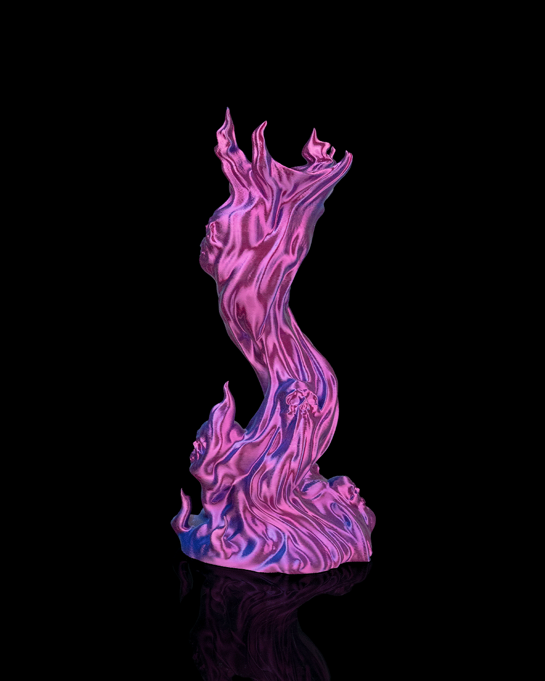 Skullflame Sockel in Pink-Lila ohne Kopfhörer, Totenkopf-Reliefs in den Flammen-Schwüngen sichtbar, freigestellt vor schwarzem Hintergrund.