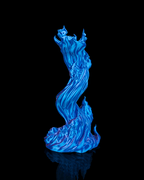 Skullflame Sockel in Blau ohne Kopfhörer, seitliche Ansicht mit sichtbaren Totenkopf-Reliefs im Sockel, freigestellt vor schwarzem Hintergrund.