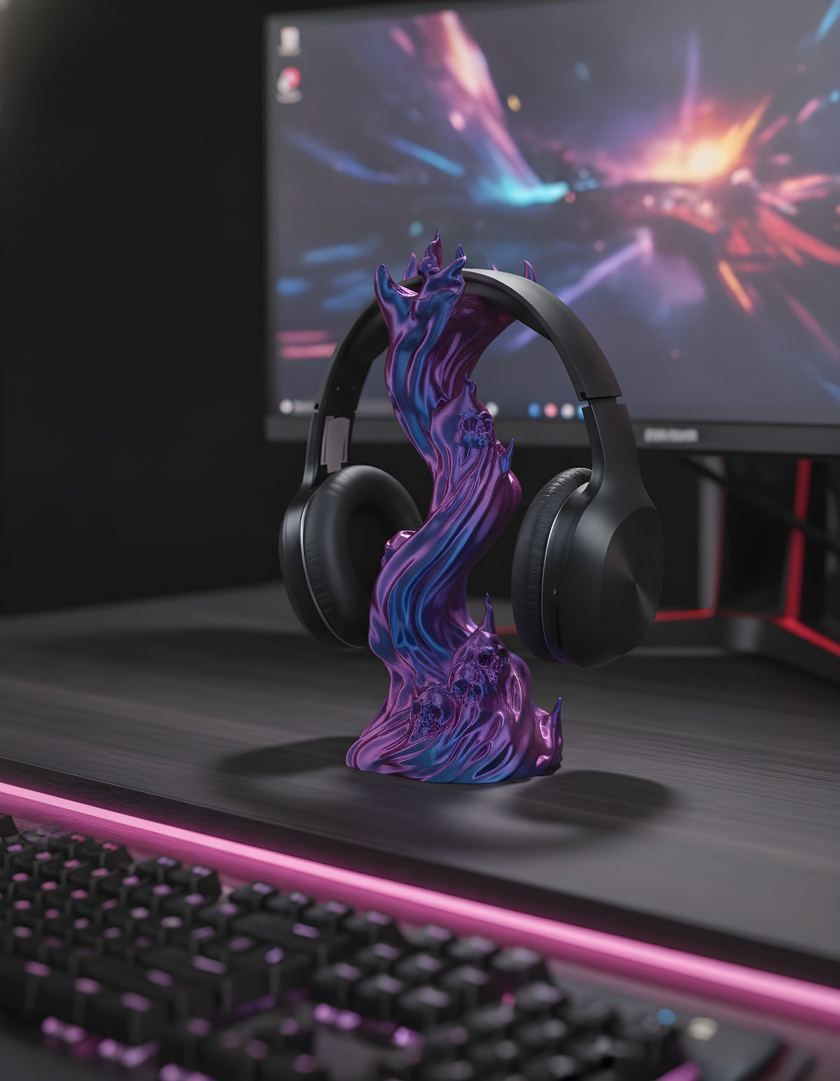 Skullflame Headset-Halter in Pink-Lila mit aufgehängtem Over-Ear-Kopfhörer, Ansicht schräg von der Seite, auf dunklem Gaming-Schreibtisch mit pink-violettem RGB-Licht und mechanischer Tastatur im Vordergrund.