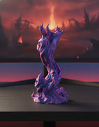 Skullflame Sockel in Pink-Lila ohne Kopfhörer, Totenkopf-Reliefs in den Flammen-Schwüngen deutlich sichtbar, auf dunklem Gaming-Schreibtisch vor einem Monitor mit rotem Spielgeschehen.