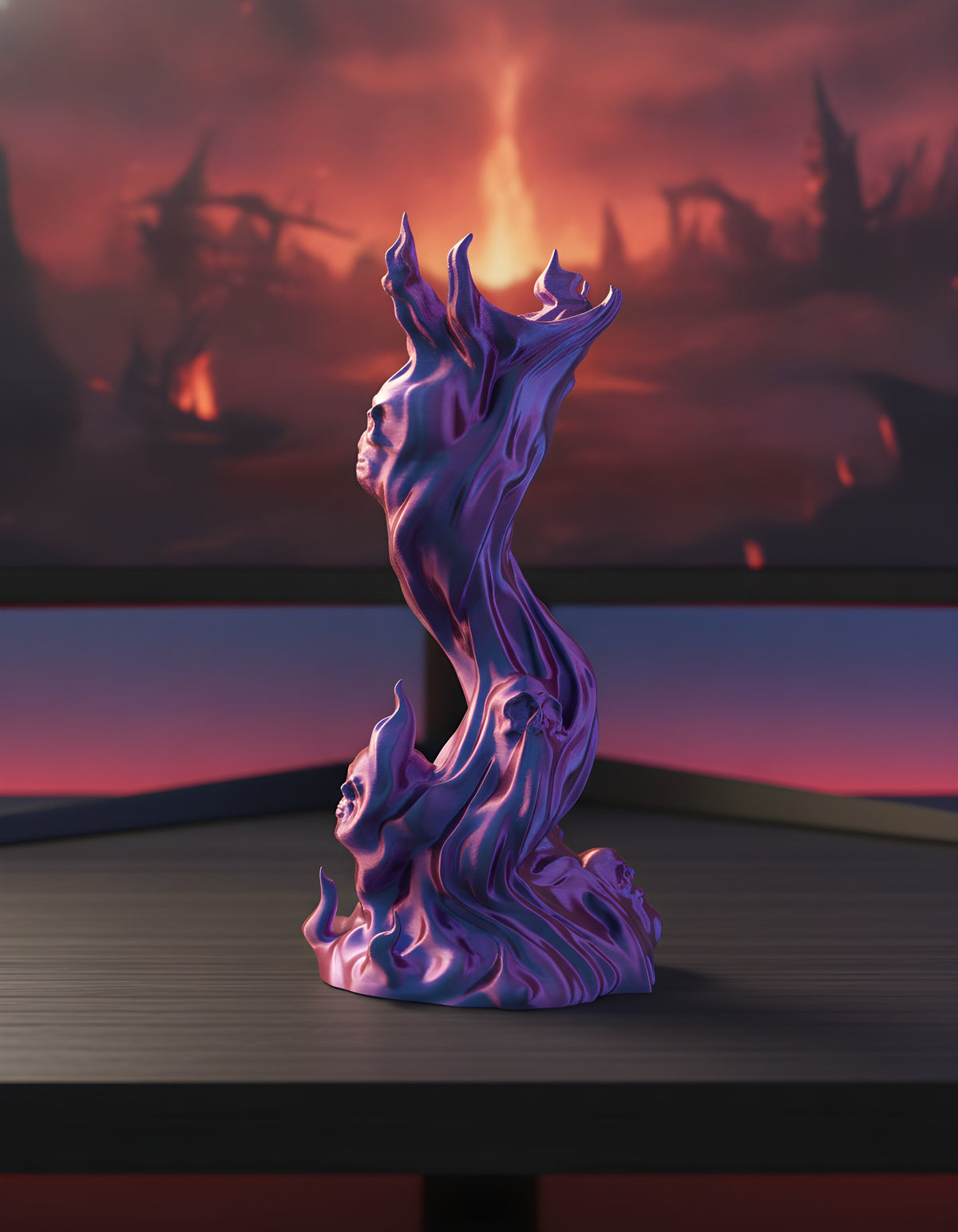 Skullflame Sockel in Pink-Lila ohne Kopfhörer, Totenkopf-Reliefs in den Flammen-Schwüngen deutlich sichtbar, auf dunklem Gaming-Schreibtisch vor einem Monitor mit rotem Spielgeschehen.