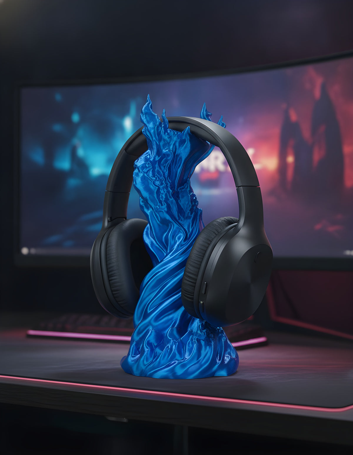 Skullflame Headset-Halter in Blau, Rückansicht mit aufgehängtem Over-Ear-Kopfhörer von hinten, auf dunklem Gaming-Schreibtisch mit rot-violettem RGB-Licht im Hintergrund.