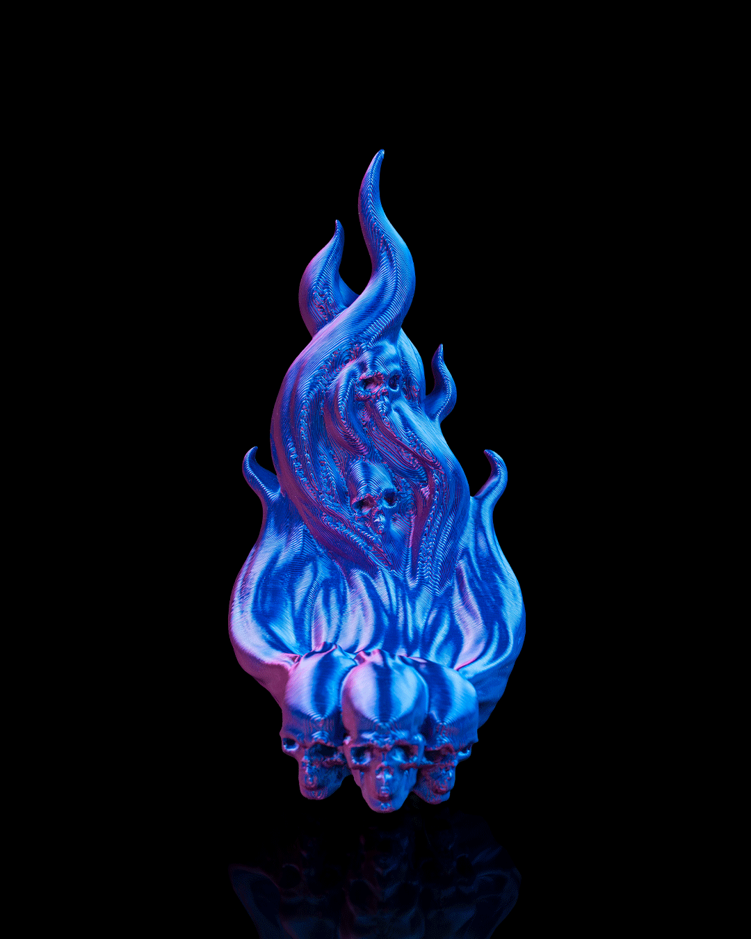 Skullflame Wand-Halter in Blau-Lila ohne Kopfhörer, Frontalansicht freigestellt vor schwarzem Hintergrund, Totenkopf-Reliefs im unteren Bereich sichtbar.