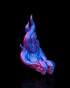 Skullflame Wand-Halter in Blau-Lila ohne Kopfhörer, Ansicht schräg von der Seite freigestellt vor schwarzem Hintergrund, Totenkopf-Reliefs im unteren Bereich sichtbar.