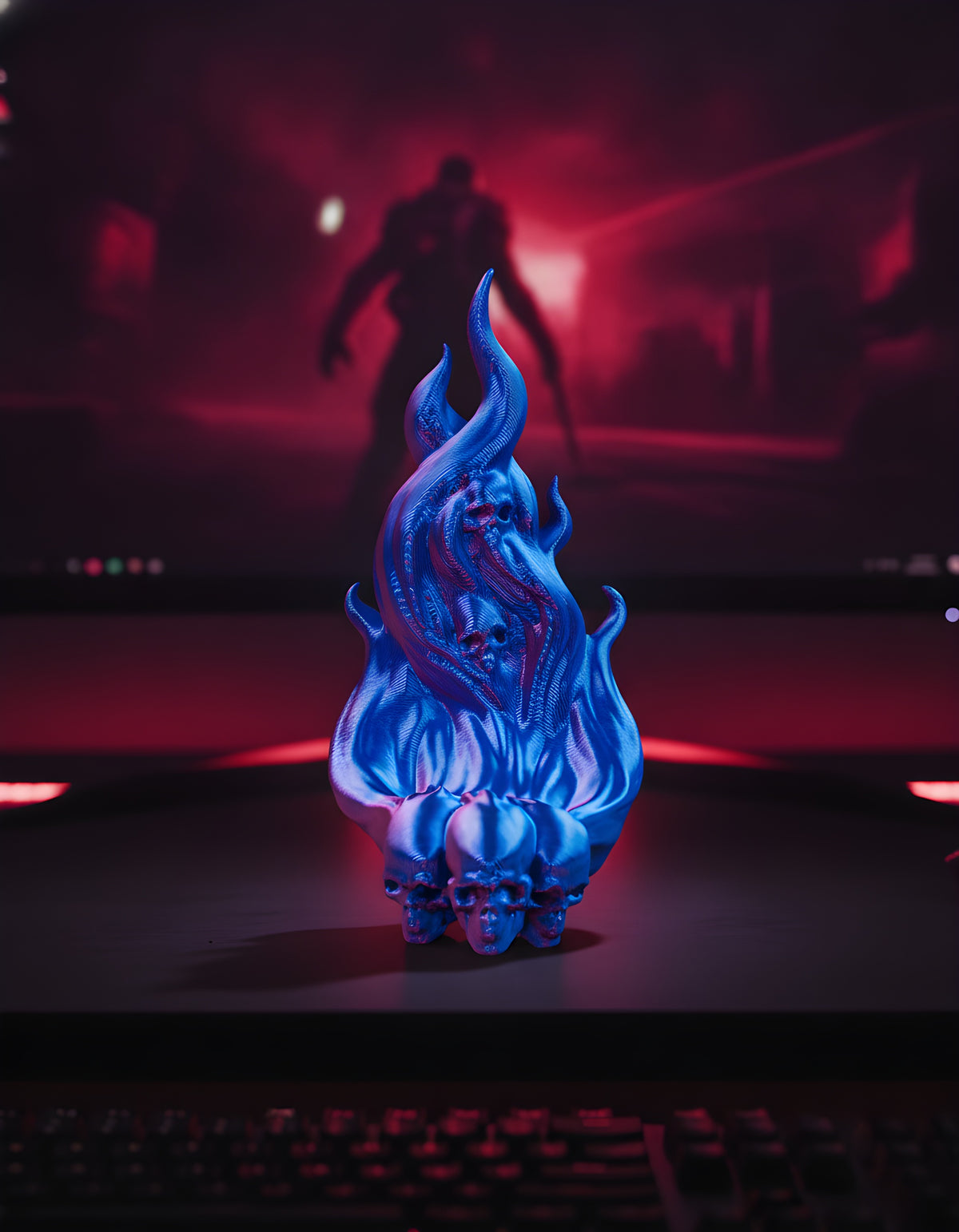 Skullflame Wand-Halter in Blau-Lila ohne Kopfhörer, Frontalansicht an der Wand auf dunklem Gaming-Schreibtisch-Hintergrund mit rot-violettem RGB-Licht, Totenkopf-Reliefs im unteren Bereich sichtbar.