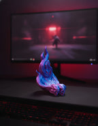 Skullflame Wand-Halter in Blau-Lila ohne Kopfhörer, Ansicht schräg von der Seite, dunkler Gaming-Hintergrund mit rot-violettem RGB-Licht und unscharfem Monitor.