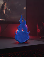 Skullflame Wand-Halter von hinten, strukturierte Rückseite mit mittigem Schlüsselloch-Montageloch in Blau-Pink, auf dunklem Gaming-Schreibtisch-Hintergrund mit rotem RGB-Licht.
