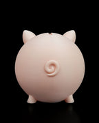 Rosa Sparschwein von hinten mit eingedrehtem Ringelschwanz und Münzschlitz zwischen den Ohren, schwarzer Hintergrund