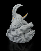 Steinbock-Skulptur in Grau aus schräger Perspektive mit Hörnern und Schwanzflosse, vor schwarzem Hintergrund