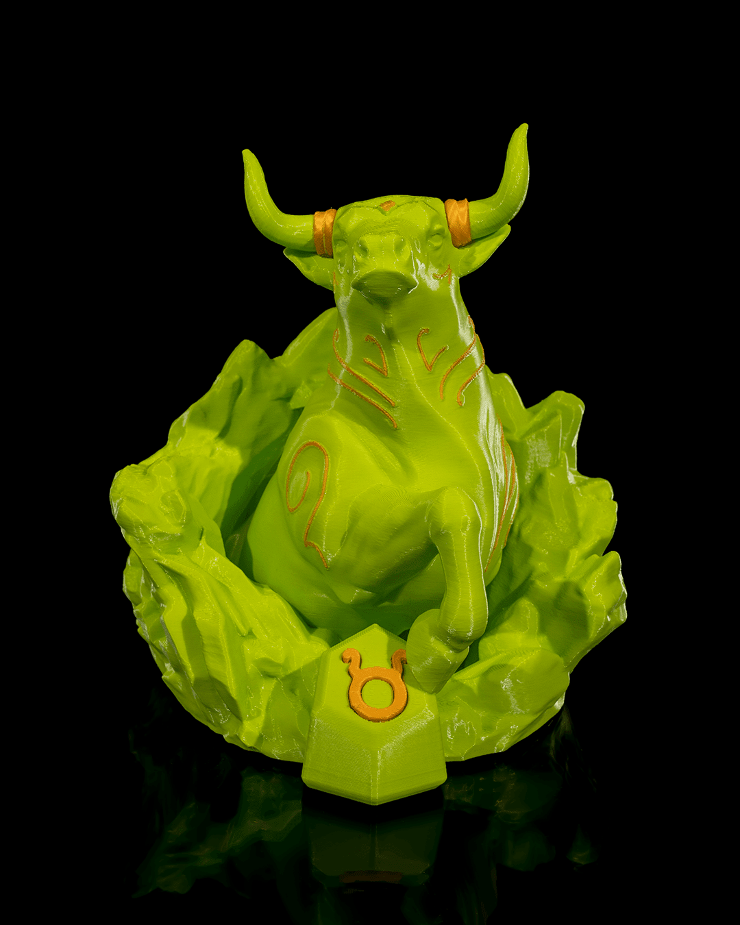 Stier-Skulptur Sternzeichen in Neongrün, Frontalansicht mit goldenen Hornringen und graviertem ♉-Symbol auf der Basis – 3D-Druck Münch3D
