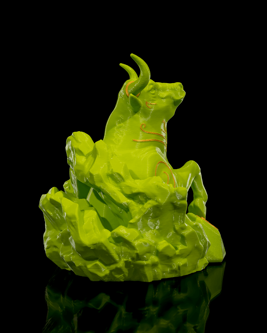 Neongrüne Stier-Skulptur, schräge Rückansicht mit Felssockel-Detail