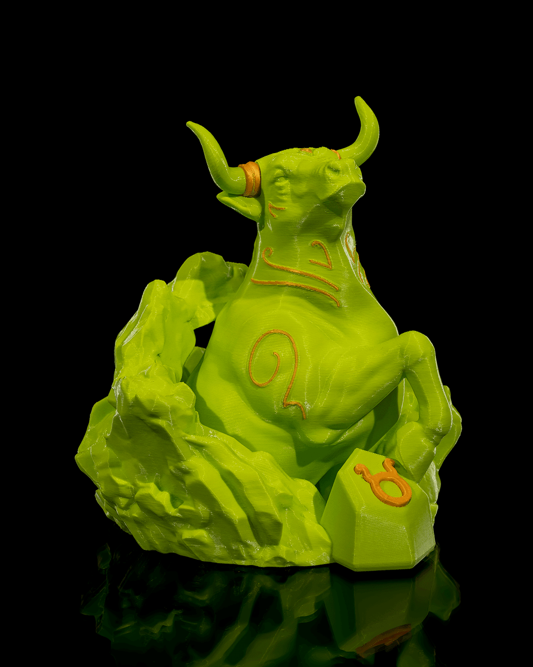 Neongrüne Stier-Skulptur, Kopf nach oben gerichtet mit goldenen Ornament-Linien und ♉-Symbol auf der Basis