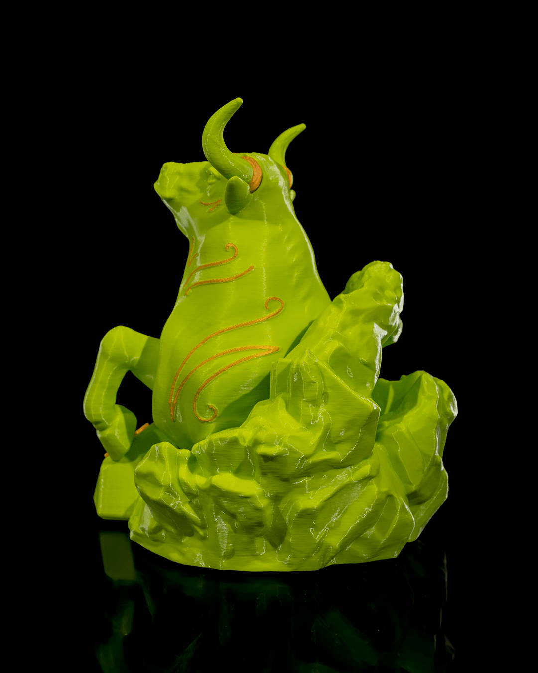Neongrüne Stier-Skulptur, Rückansicht mit Felssockel und Kopf nach oben gerichtet