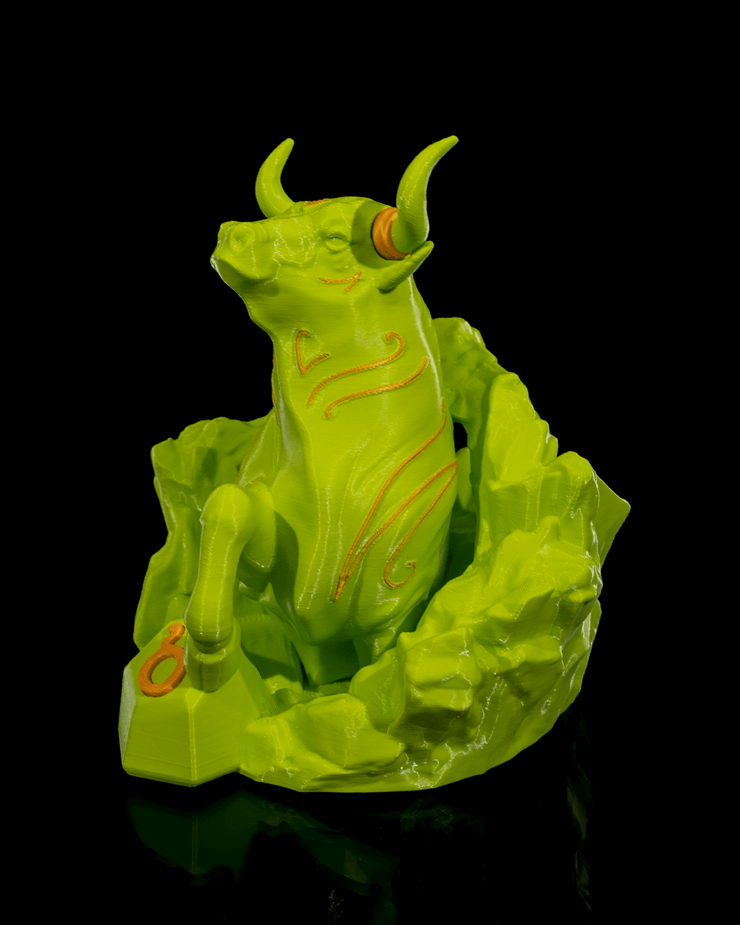 Neongrüne Stier-Skulptur, Seitenansicht mit gehobenem Vorderbein und ♉-Symbol auf der Basis