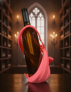 Tänzerin-Weinflaschenhalter vor Weinregal mit Kerzenlicht, andere Perspektive mit wehendem Schleier – Münch3D
