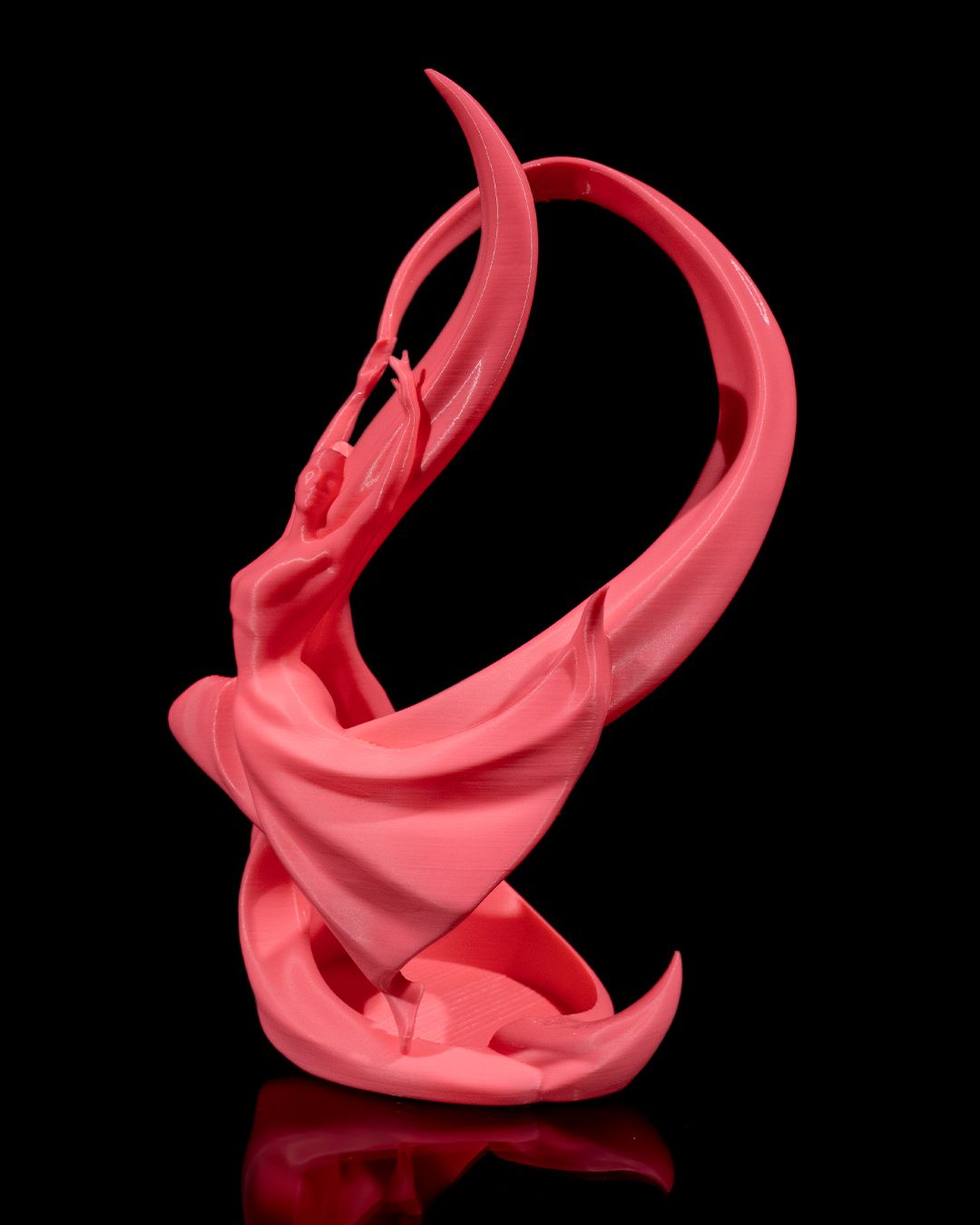 Tänzerin-Weinflaschenhalter in Pink freigestellt vor schwarzem Hintergrund, weitere Perspektive der Schleier-Silhouette – Münch3D