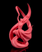 Tänzerin-Weinflaschenhalter in Pink freigestellt vor schwarzem Hintergrund, Figur mit erhobenen Armen und wehendem Schleier – Münch3D