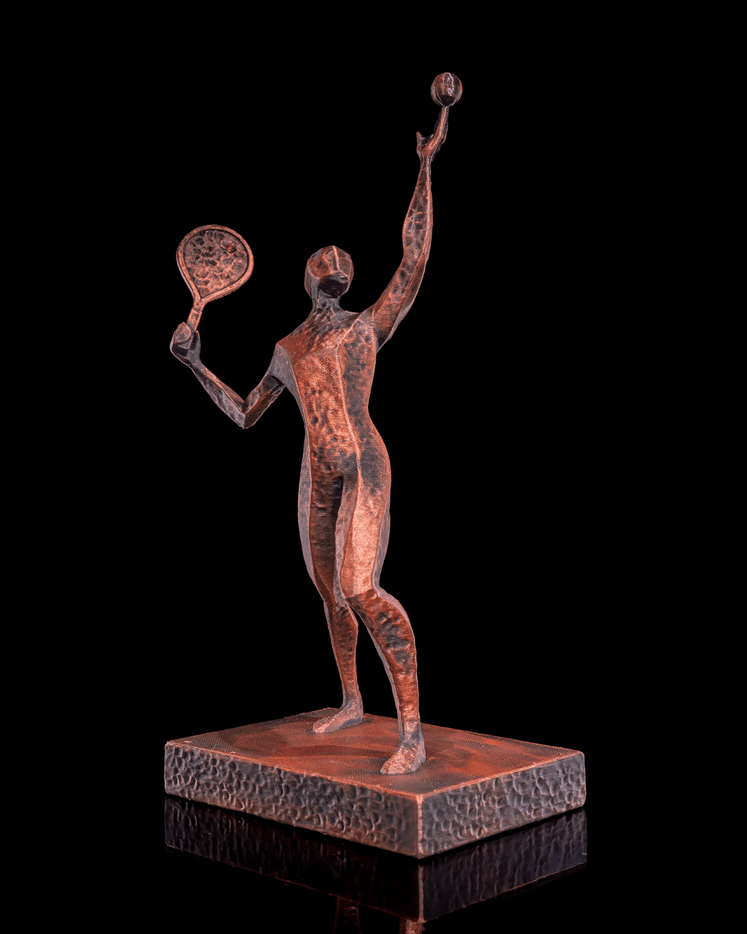 Tennisspieler Statue handbemalt Kupfer-Bronze-Optik, Aufschlagpose schräg von vorne – Münch3D 3D-Druck vor Schwarz