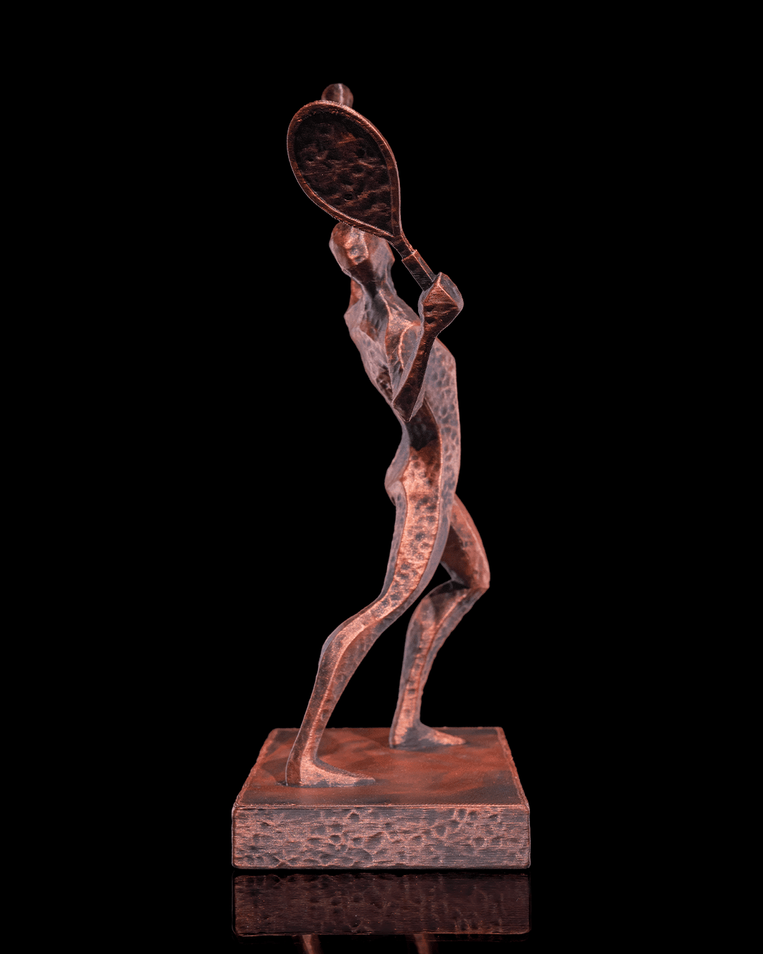 Tennisspieler Figur handbemalt Kupfer-Bronze-Optik, Rückansicht – Münch3D 3D-Druck vor Schwarz