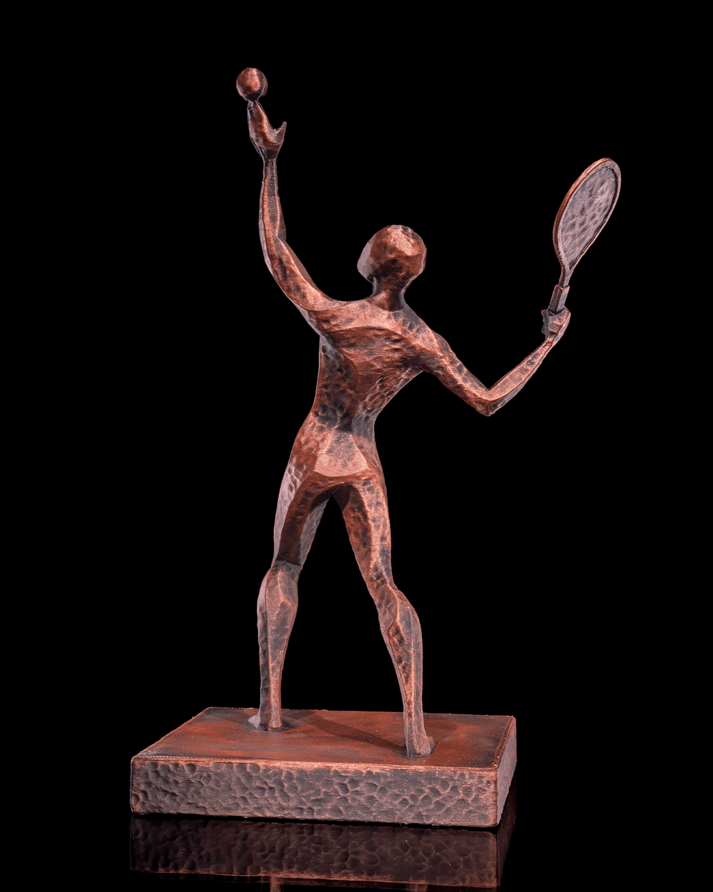 3D-Druck Tennis Statue handbemalt Kupfer-Bronze-Optik, Seitenansicht mit erhobenem Schläger – Münch3D vor Schwarz