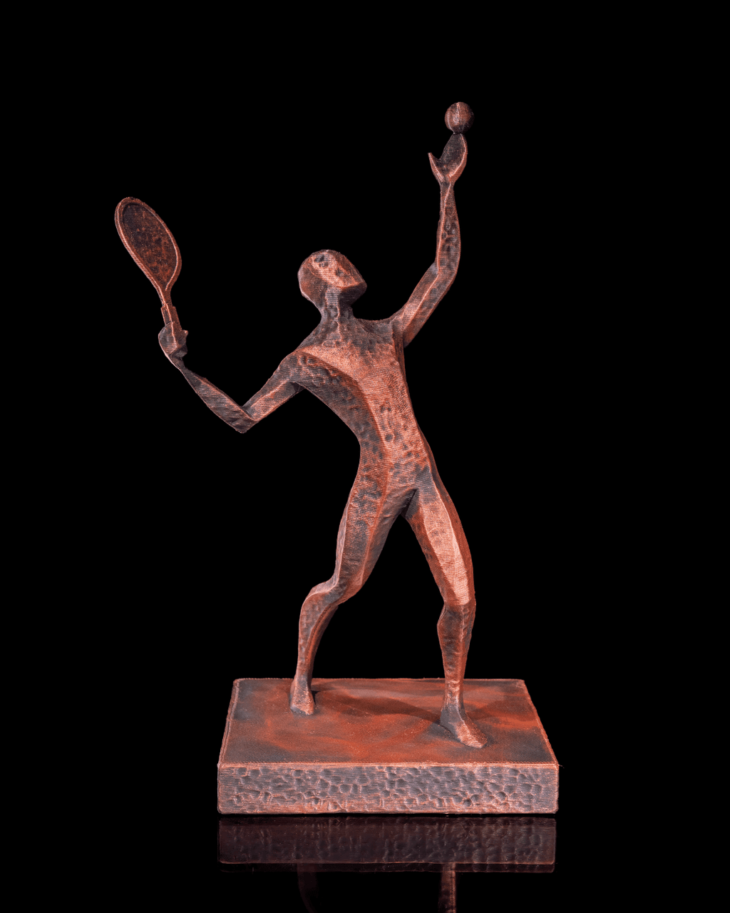 Handbemalte Tennisfigur dynamische Aufschlag-Pose, Seitenansicht – Münch3D