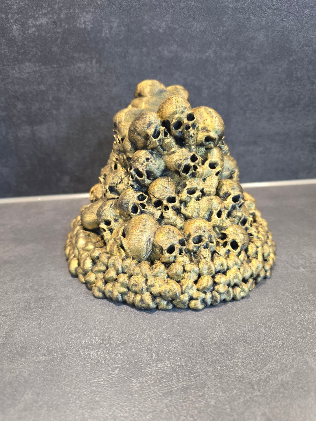 Totenkopf-Controllerhalter ohne Controller, Schädelpyramide mit sichtbarer Ablagefläche von der Seite – Münch3D