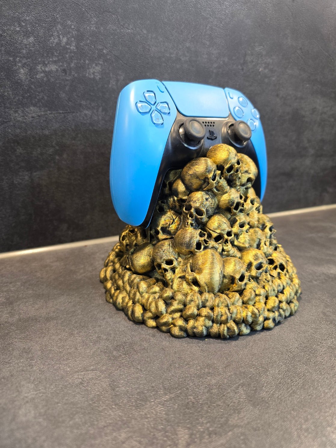 Totenkopf-Controllerhalter Seitenansicht mit blauem Gaming-Controller auf dem Schädelberg – Münch3D