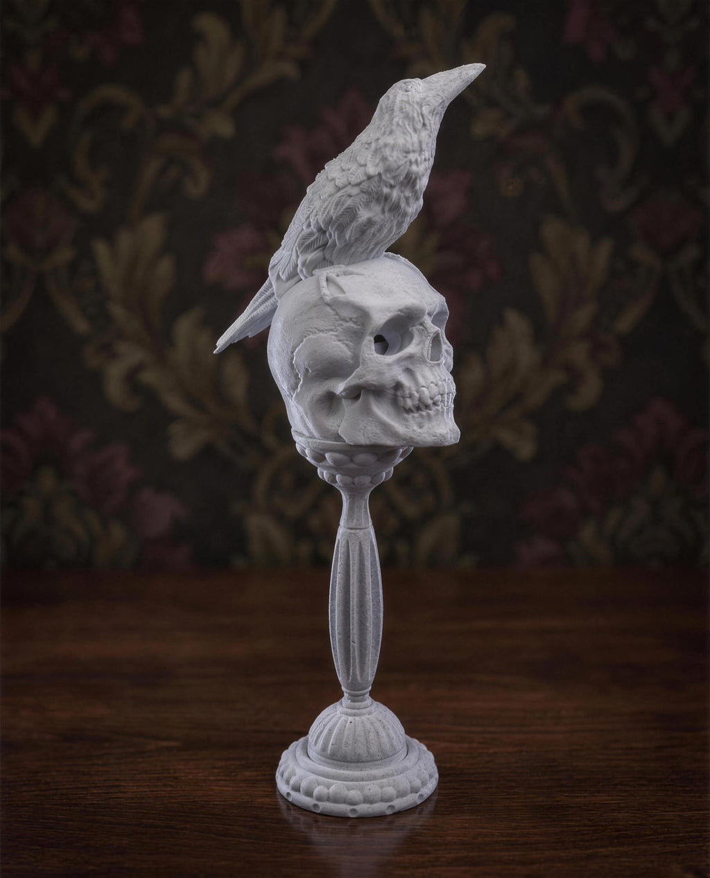 3D-gedruckter Totenkopf-Kelch-Kerzenhalter mit Raben-Figur auf dem Schädel, Frontalansicht vor dunkler Tapete