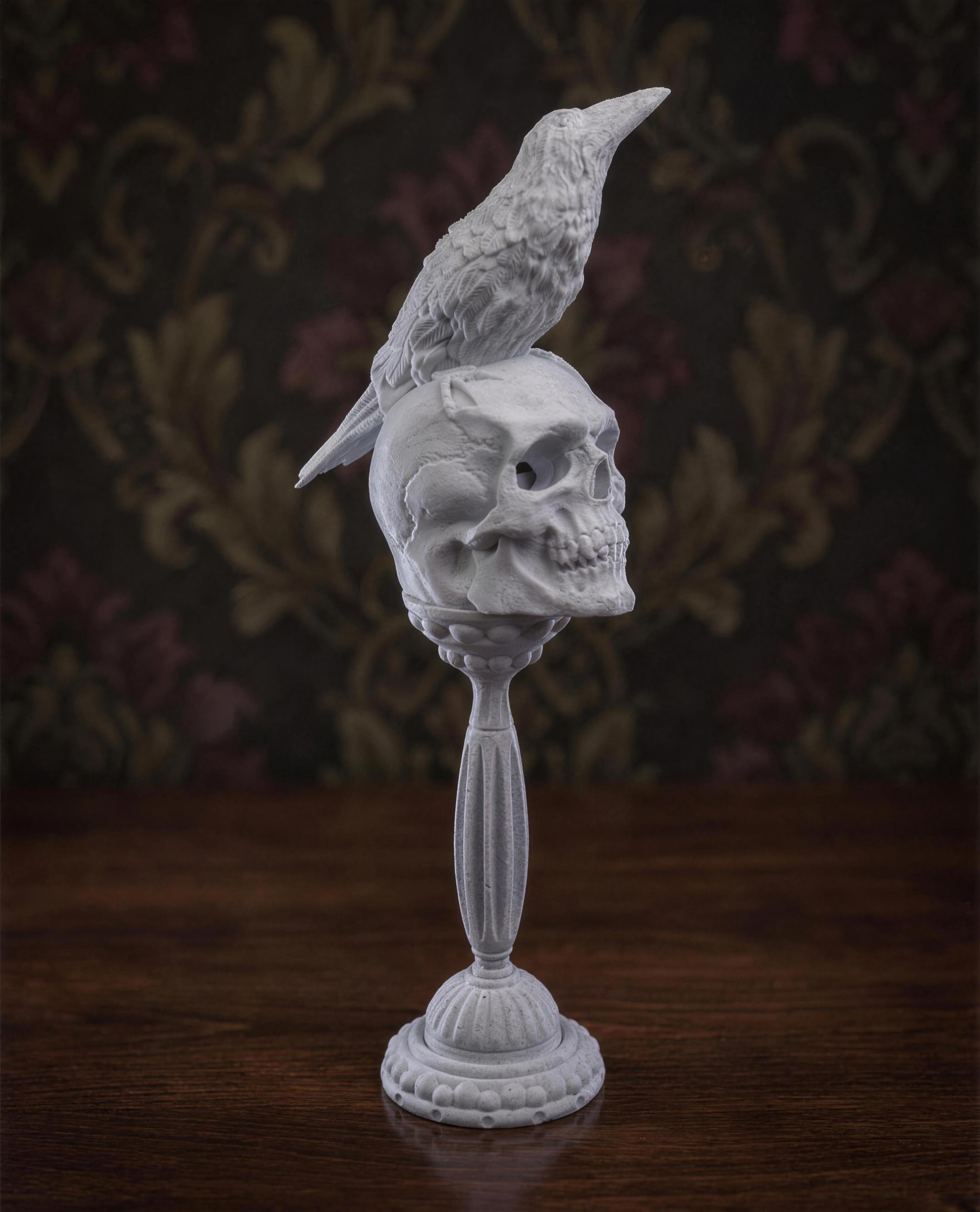 3D-gedruckter Totenkopf-Kelch-Kerzenhalter mit Raben-Figur auf dem Schädel, Frontalansicht vor dunkler Tapete
